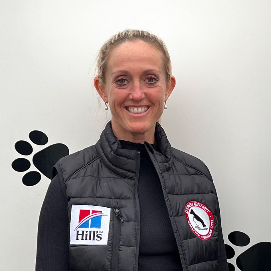 Close-up af klinikassistent Helle Strandgaard Clausen, der står foran Dyreværnets mobile dyreklinik.